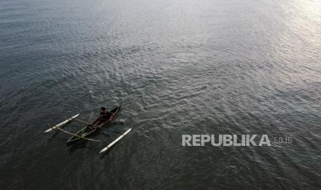 Nelayan berada di perahu untuk menangkap ikan dengan cara memukat di Desa Sulaho, Kecamatan Lasusua, Kolaka Utara, Sulawesi Tenggara, Senin (15/3). Menteri Kelautan dan Perikanan Sakti Wahyu Trenggono mengajak berbagai startup atau perusahaan rintisan sektor kelautan dan perikanan untuk cermat membaca kebutuhan pasar dunia. 