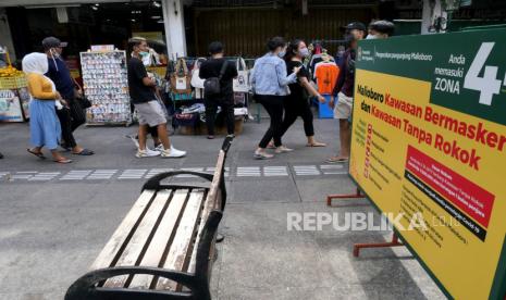 Baliho tanda larangan rokok dan wajib masker dipasang di jalur pedestrian Malioboro, Yogyakarta, Ahad (15/11). Untuk membantu mencegah penyebaran Covid-19 di Malioboro, kini selain wajib masker juga menjadi kawasan tanpa rokok. Ada beberapa titik yang dijadikan sebagai kawasan khusus untuk merokok. Selain itu, ini juga untuk menambah kenyamanan pengunjung ikon wisata Jogja ini.