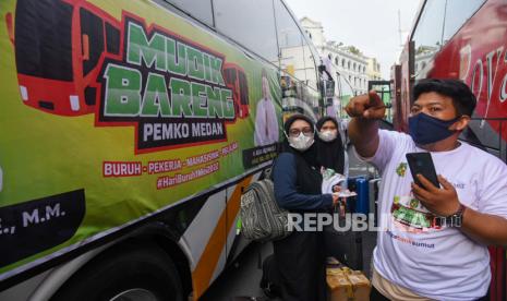 Petugas mengarahkan pemudik untuk menuju bus sesuai lokasi tujuan saat mengikuti mudik gratis. (Ilustrasi)