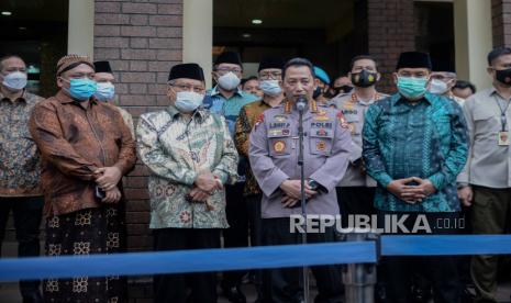 Ketua Umum Pengurus Besar Nahdlatul Ulama (PBNU) Said Aqil Siradj (kedua kiri) didampingi Sekjen PBNU Helmy Faishal Zaini (kanan) bersama  Kapolri Jenderal Pol Listyo Sigit Prabowo (kedua kanan) melakukan konferensi pers di Gedung PBNU, Jakarta, Kamis (28/1). Kapolri Jenderal Pol Listyo Sigit Prabowo menyambangi kantor PBNU dalam rangka silaturahmi usai dilantik sebagai Kepala Kepolisian Republik Indonesia pada Rabu (27/1). Republika/Thoudy Badai