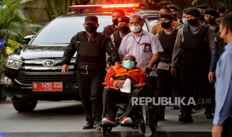 Tersangka Gubernur Papua nonaktif Lukas Enembe mengenakan rompi tahanan tiba di Gedung Merah Putih KPK, Jakarta, Kamis (12/1/2023). KPK melakukan pemeriksaan perdana sekaligus melakukan penahanan terhadap tersangka Lukas Enembe di gedung KPK usai dinyatakan telah selesai menjalani pembantaran penahanannya atau sudah dinyatakan fit to stand trial berdasarkan pemeriksaan medis. Untuk diketahui, Lukas Enembe merupakan tersangka kasus dugaan suap dan gratifikasi terkait proyek pembangunan infrastruktur di Provinsi Papua. Republika/Thoudy Badai