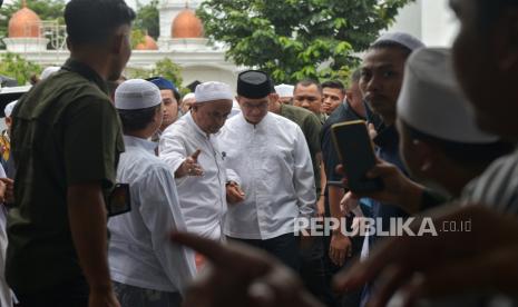 Anies Baswedan tiba bertakziah di rumah duka almarhum Habib Hasan Bin Jafar Assegaf di komplek Masjid Nurul Musthofa Center, Cilodong, Depok, Jawa Barat, Rabu (13/4/2024). Pimpinan Majelis Taklim Nurul Musthofa Habib Hasan Bin Jafar Assegaf meninggal dunia sekitar pukul 09.01 WIB di Rumah Sakit Cinere Rabu (13/4). Rencananya mendiang Habib Hasan Bin Jafar Assegaf akan dishalatkan dan disemayamkan di makam ibundanya Hubabah Fatmah Alathas di Masjid Nurul Musthofa Center.