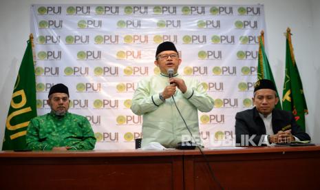 Ketua Majelis Syura Persatuan Ummat Islam (PUI) Ahmad Heryawan (tengah) bersama Wakil Ketua Majelis Syura, Nazar Haris (kiri) dan Wakil Ketua Umum DPP PUI, Wido Supraha (kanan) menyampaikan keterangan saat konferensi pers di kantor PUI, Jakarta, Jumat (4/11/2022). Konferensi pers tersebut mebahas tentang penganugerahan gelar pahlawan nasional terhadap pendiri PUI KH. Ahmad Sanusi yang diberikan oleh pemerintah. Penganugerahan gelar pahlawan nasional tersebut diberikan kepada lima tokoh pejuang dan pengisi kemerdekaan Republik Indonesia diantaranya KH. Ahmad Sanuni dari Jawa Barat, HR. Soeharto dari Jawa Tengah, KGPAA Paku Alam VIII Daerah Istimewa Yogyakarta, Rubini Natawisastra dari Kalimantan Barat dan Salahuddin bin Talabuddin dari Maluku Utara. 