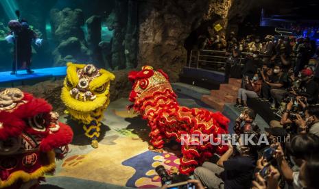 Barongsai beraksi menghibur pengunjung di akuarium SeaWorld Ancol, menyambut Hari Raya Imlek (ilustrasi)