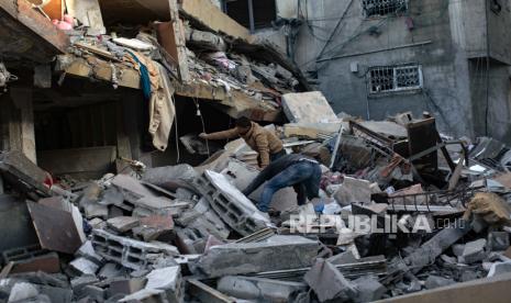 Warga Palestina dari keluarga Brais mencari orang hilang di bawah reruntuhan menyusul serangan udara Israel di Khan Yunis, Jalur Gaza selatan, 7 Januari 2024.