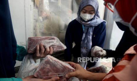 Warga membeli daging saat digelarnya operasi pasar daging beku dan komoditas pangan di Kantor Kelurahan Utan Kayu Utara, Jakarta, Selasa (20/4). Salah satu importir dan distributor utama daging, PT Suri Nusantara Jaya, menilai daging beku masih menjadi salah satu pilihan konsumsi masyarakat untuk memenuhi kebutuhan sehari-hari. 