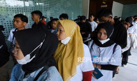 Sejumlah Pekerja Migran Indonesia (PMI) asal Sambas mengantre untuk menjalani pemeriksaan paspor menjelang diberangkatkan ke Malaysia. Kementerian Ketenagakerjaan RI (Kemnaker) menyatakan bahwa mata rantai terputus menjadi metode yang paling banyak digunakan pelaku tidak bertanggung jawab untuk menipu dan menjebak Pekerja Migran Indonesia (PMI)