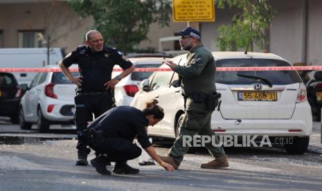 Polisi memeriksa kerusakan di lokasi ledakan yang diduga oleh Drone di Tel Aviv, Israel,Jumat (19/7/2024). Kelompok Houthi mengeklaim serangan yang menewaskan seorang itu.