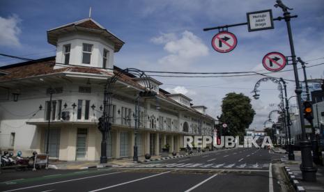 Suasana Kawasan Asia Afrika yang ditutup untuk umum di Bandung, Jawa Barat, Jumat (3/4/2020). Sejumlah ruas jalan protokol di Kota Bandung ditutup sementara dalam rangka pembatasan sosial dan pengurangan titik kumpul warga guna pencegahan penyebaran COVID-19