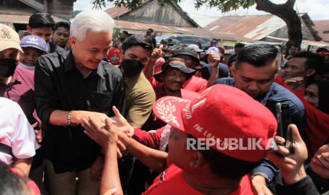 Calon Presiden nomor urut tiga Ganjar Pranowo bersalaman dengan warga saat melakukan kampanye di Pasar Loa Kulu, Kutai Kartanegara, Kalimantan Timur, Rabu (6/12/2023). Pada kampanye tersebut Ganjar Pranowo menyapa dan berdialog dengan pedagang terkait harga kebutuhan pokok yang masih tinggi.