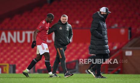 Pelatih Manchester United Ole Gunnar Solskjaer (tengah), pemainnya Paul Pogba (kiri), dan pelatih Liverpool Juergen Klopp.