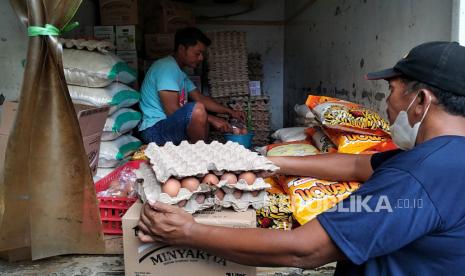 Pekerja menimbang bahan pokok saat pasar murah di Halaman Disperindag Yogyakarta, Selasa (11/4/2023). Pasar murah bahan pokok ini digelar selama dua hari Selasa serta Rabu untuk mengendalikan harga saat Ramadhan dan jelang Lebaran. Sebanyak 45 ton bahan pokok seperti beras, gula, minyak goreng, tepung, serta bawang disiapkan untuk pasar murah ini. Harga bahan pokok ini lebih murah dari pasar karena harga jual disubsidi pemerintah Rp 2 ribu perkilogram.