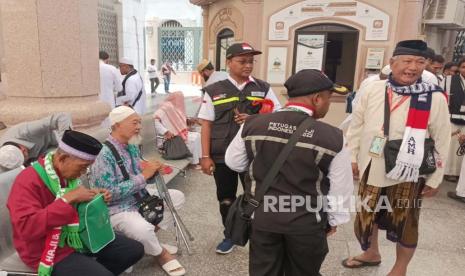 Jamaah Haji Lansia tak Sanggup Sholat ke Masjid Nabawi dan Masjidil Haram, Ini Kata Ulama. Foto: Jamaah Haji Indonesia berada di sektor khusus Masjid Nabawi, Madinah yang ditemukan tersasar dari rombongan, Jumat (26/5/2023). 