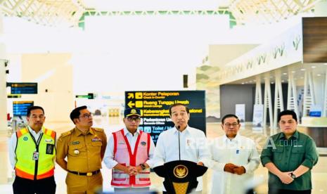 Presiden Jokowi saat meninjau kegiatan dan fasilitas di Bandara Internasional Kertajati di Jawa Barat, Selasa (11/7/2023).