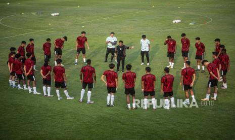 Pelatih Indra Sjafri dengan para pemain timnas U-19 (ilustrasi)