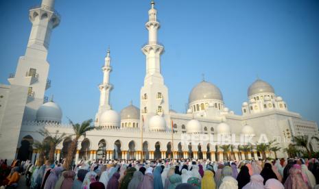 Umat muslim menunaikan Shalat Idul Fitri 1444H  di Masjid Raya Sheikh Zayed, Surakarta, Jawa Tengah, Sabtu (22/4/2023). Pada tahun ini umat Muslim merayakan Idul Fitri 1444H pada hari  yang berbeda, yakni Jumat (21/4/2023) dan Sabtu (22/4/2023). Shalat Idul Fitri di Masjid Raya Sheikh Zayed merupakan yang pertama usai peresmian pada April silam.