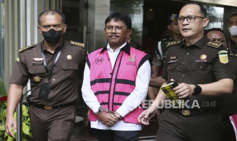 Indonesian Communication and Information Minister Johnny G. Plate, center, is escorted by prosecutors following his arrest on accusation of corruption, at the Attorney General