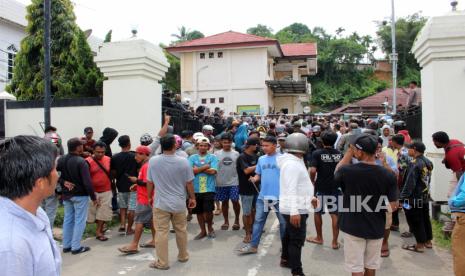 Kerukunan Keluarga Sulawesi Tenggara (KKST) mendatangi Markas Polresta Sorong, Kota Sorong, Papua Barat Daya, Selasa (24/1/2023). Kedatangan ratusan warga ini meminta pihak kepolisian untuk mengungkapkan pelaku penganiayaan dan pembakaran terhadap satu orang perempuan yang tewas usai dibakar hidup-hidup oleh warga di kompleks Kokoda Kilometer 8 Kota Sorong,akibat isu penculikan anak. 