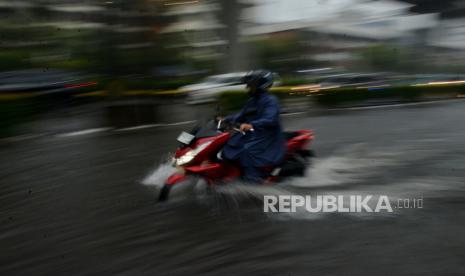 Pengendara menerobos genangan air yang menutupi ruas jalan H.R Rasuna Said, Jakarta, Rabu (3/4/2024). Genangan tersebut disebabkan oleh intensitas hujan yang tinggi serta aliran drainase yang meluap sehingga menyebabkam lalu lintas tersendat.