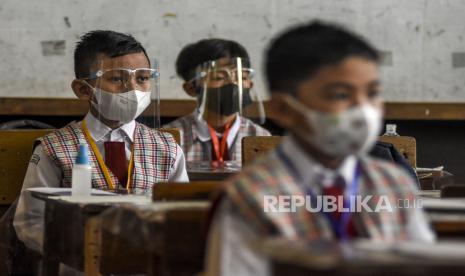 Sejumlah siswa mengikuti kegiatan belajar mengajar saat simulasi pembelajaran tatap muka (PTM). Pemkot Pekalongan siapkan skenario PTM bagi siswa SD dan SMP. Ilustrasi.