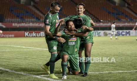 Sejumlah pemain PSS Sleman melakukan selebrasi (ilustrasi).