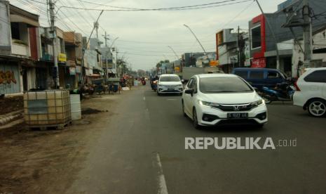 Sejumlah kendaraan melintas di dekat lokasi pembangunan Malioboro Tegal di Jalan Ahmad Yani, Tegal, Jawa Tengah, Selasa (2/11/2021). Satlantas Polres Tegal mulai 3 November 2021 pukul 06.00 WIB memberlakukan sistem satu arah di kawasan Jalan Ahmad Yani (pusat perdagangan) yang akan dijadikan seperti kawasan Malioboro di Yogyakarta. 