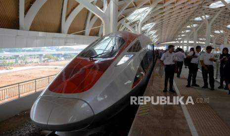 Penumpang berfoto dengan rangkaian Kereta Cepat Jakarta Bandung (KCJB) saat uji coba dari Jakarta menuju Bandung, di Stasiun Halim, Jakarta, Jumat (15/9/2023). 