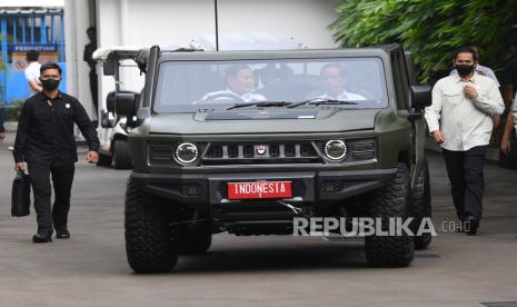 Presiden Joko Widodo (kanan) bersama Menhan Prabowo Subianto (kiri) menaiki mobil Maung buatan Pindad saat menghadiri Rapim Kemhan 2023 di Jakarta, Rabu (18/1/2023). Holding Pertahanan atau Defend ID pada tahun 2022 mencatatkan pendapatan usaha sebesar Rp 19,7 triliun.