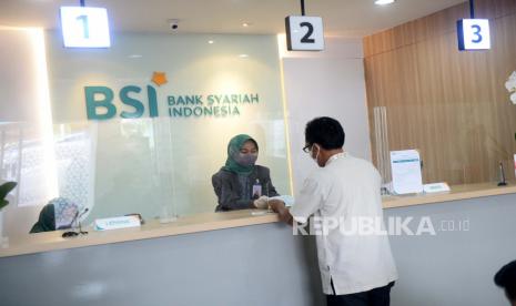 Nasabah melakukan transaksi di Outlet Bank Syariah Indonesia (BSI) KC Jakarta Barat, Senin (1/2). PT Bank Syariah Indonesia Tbk., entitas usaha hasil penggabungan tiga bank syariah milik Himbara, resmi hadir dan beroperasi di Indonesia. Bank Syariah Indonesia berkomitmen untuk menjadi lembaga perbankan yang melayani segala lini masyarakat, menjadi bank yang modern, serta inklusif dalam memberikan pelayanan kepada seluruh masyarakat dengan tetap menjunjung tinggi prinsip-prinsip Syariah.Prayogi/Republika.