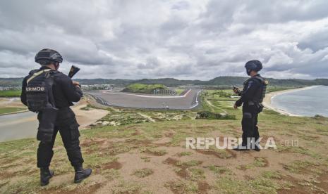 Anggota Brimob Polda NTB bersiaga di atas Bukit Seger, KEK Mandalika, Desa Kuta, Kecamatan Pujut, Praya, Lombok Tengah, NTB, Ahad (21/11/2021). Polda NTB bersama TNI memberlakukan penjagaan serta membatasi akses ke sejumlah bukit di kawasan Mandalika saat berlangsungnya WSBK. Semua Area Sirkuit Mandalika Dijaga Ketat