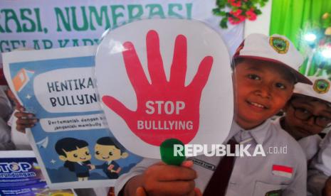 Siswa membawa poster saat deklarasi anti bullying di Madrasah Ibtidaiyah Darul Ulum 2 Ngembalrejo, Bae, Kudus, Jawa Tengah, Sabtu (30/11/2024).