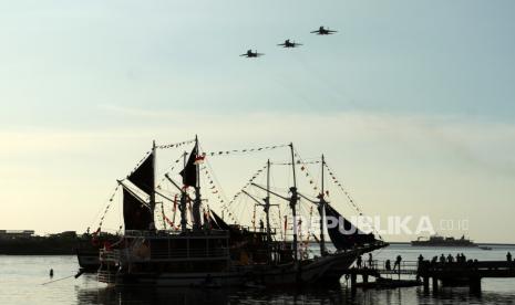 Tiga pesawat Sukhoi TNI AU melintas di atas kapal Phinisi saat pembukaan Makassar International Eight Festival and Forum (F8) 2023 di Anjungan Pantai Losari, Makassar, Sulawesi Selatan, Rabu (23/8/2023).  Pembukaan F8 Makassar 2023 yang merupakan salah satu dari Top 10 Karisma Event Nusantara (KEN) Kementerian Pariwisata dan Ekonomi Kreatif tersebut dimeriahkan dengan atraksi udara oleh penerjun payung dan tiga pesawat tempur Sukhoi TNI AU. 