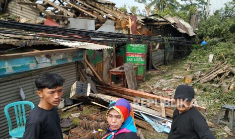 Ratusan bangunan dan warung di pinggir jalan rusak berat akibat angin puting beliung yang terjadi di Rancaekek, Kabupaten Bandung, Kamis (22/2/2024). Angin kencang itu menerjang pemukiman warga, pabrik, hingga pusat perbelanjaan di sekitar Jatinangor dan Rancaekek. Menurut pakar klimatologi Badan Riset dan Inovasi Nasional (BRIN), angin kencang tersebut diduga badai tornado. Rencanannya tim periset BRIN secepatnya akan melakukan rekonstruksi dan investigasi.