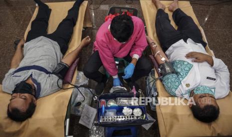 Sejumlah Aparatur Sipil Negara (ASN) menggunakan masker mengikuti donor darah sukarela di Pekalongan, Jawa Tengah, Selasa (8/9/2020). Pemerintah setempat bersama Palang Merah Indonesia (PMI) mengadakan donor darah di lingkungan pemerintahan untuk menambah stok darah PMI Kota Pekalongan yang semakin menipis saat pandemi COVID-19. 