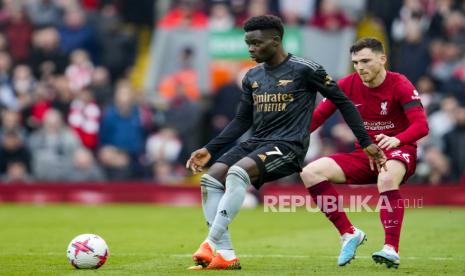 Bek kiri Liverpool Andrew Robertson (kanan) beraksi saat melawan Arsenal. 