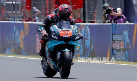 Pembalap MotoGP Prancis Fabio Quartararo, dari tim Petronas Yamaha SRT, melewati garis finish untuk memenangkan balapan GP Spanyol di sirkuit Circuito Jerez-Angel Nieto di Jerez de la Frontera, Spanyol selatan, 19 Juli 2020. Perlombaan diadakan di balik pintu tertutup karena penyakit COVID-19.