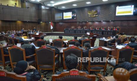 Suasana sidang lanjutan Perselisihan Hasil Pemilihan Umum (PHPU) Presiden dan Wakil Presiden Tahun 2024 dengan pemohon pasangan no urut 01 Anies Baswedan dan Muhaimin Iskandar di Gedung Mahkamah Konstitusi, Jakarta, Senin (1/4/2024). Agenda sidang lanjutan tersebut yaitu Pembuktian Pemohon (Mendengarkan keterangan ahli dan saksi Pemohon serta Pengesahan alat bukti tambahan Pemohon). Tim Hukum Nasional Anies Baswedan dan Muhaimin Iskandar menghadirkan 7 ahli dan 11 saksi dalam sidang lanjutan Perselisihan Hasil Pemilihan Umum (PHPU) tersebut.