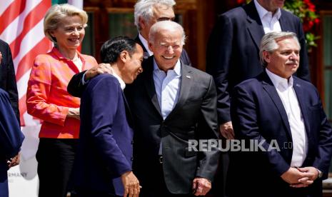 Presiden AS Joe Biden (3-kanan) dan Presiden Indonesia Joko Widodo (2-kiri) bereaksi di samping Presiden Komisi Eropa Ursula von der Leyen (kiri) dan Presiden Argentina Alberto Fernandez (kanan) selama KTT G7 di Kastil Elmau di Kruen, Jerman, 27 Juni 2022. Jerman menjadi tuan rumah KTT G7 di Kastil Elmau dekat Garmisch-Partenkirchen dari 26 hingga 28 Juni 2022.