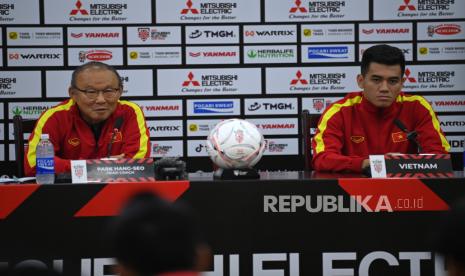 Pelatih Tim Nasional Vietnam Park Hang-seo (kiri) dan pesepak bola Vietnam Nguyen Tien Linh (kanan) menyampaikan keterangan kepada wartawan dalam sesi konferensi pers jelang pertandingan leg 2 babak semifinal Piala AFF 2022 di gedung Federasi Sepak Bola Vietnam (VFF), Hanoi, Ahad (8/1/2023). 