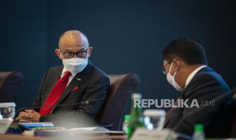 Komisaris Utama Bank Mandiri Muhammad Chatib Basri (kiri) yang juga mantan menteri keuangan RI.