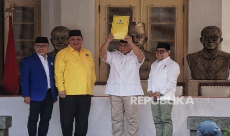 Ketua Umum Partai Gerindra Prabowo Subianto (dua kanan) menunjukan surat dukungan yang diberikan oleh Ketua Umum Partai Golkar Airlangga Hartarto (dua kiri) disaksikan Ketua Umum Partai Amanat Nasional (PAN) Zulkifli Hasan (kiri) dan  Ketua Umum Partai Kebangkitan Bangsa (PKB) Muhaimin Iskandar (kanan) pada deklarasi dukungan Pilpres 2024 di Museum Perumusan Naskah Proklamasi, Jakarta, Ahad (13/8/2023). Partai Golkar, Partai Amanat Nasional (PAN), dan Partai Kebangkitan Bangsa (PKB) berkoalisi bersama Partai Gerindra sekaligus mendeklarasikan Prabowo Subianto sebagai calon presiden pada Pemilu 2024      