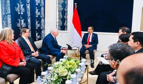 Presiden Jokowi saat bertemu Chairman Freeport McMoRan, Ricard Adkerson di Hotel Waldorf Astoria, Washington DC, Amerika Serikat, pada Senin (13/11/2023).