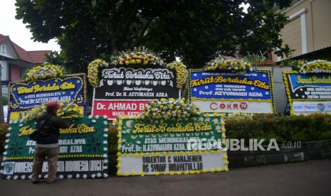 Sejumlah karangan bunga ucapan belasungkawa atas wafatnya Ketua Dewan Pers Azyumardi Azra berada di rumah duka Perumahan Puri Laras 2, Ciputat, Tangsel, Banten, Ahad (18/9/2022). Azyumardi Azra meninggal dunia pada Ahad (18/9/2022) di rumah sakit Kedah, Selangor, Malaysia pukul 12.30 waktu setempat.Republika/Prayogi