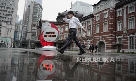 Warga melintasi jam hitung mundur Olimpiade Tokyo dan Paralimpiade di Stasiun Tokyo di Tokyo, Jepang, 15 Juli 2020. Output industri Jepang kemungkinan mengalami rebound pada Juni setelah turun hampir dua digit pada bulan sebelumnya, menurut jajak pendapat Reuters yang mengumpulkan pandangan dari 13 ekonom.   