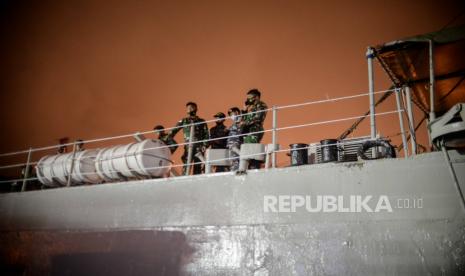 Personel TNI AL melakukan persiapan di Dermaga Pelabuhan JICT 2, Jakarta, Sabtu (9/1). Kegiatan tersebut untuk persiapan proses pencarian pesawat Sriwijaya Air SJ 182 yang hilang kontak di perairan Kepulauan Seribu. Republika/Thoudy Badai