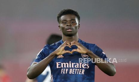 Pemain Arsenal Bukayo Saka melakukan selebrasi setelah mencetak gol kedua timnya dalam pertandingan sepak bola Liga Utama Inggris antara Southampton dan Arsenal di stadion St Mary di Southampton, Inggris, Selasa 26 Januari 2021.