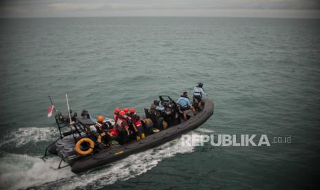 Prajurit Kopaska TNI AL melakukan pencarian pesawat Sriwijaya Air SJ 182 yang hilang kontak di perairan Kepulauan Seribu, Jakarta, Ahad (10/1). Pesawat Sriwijaya Air SJ 182 yang hilang kontak pada Sabtu (9/1) sekitar pukul 14.40 WIB di ketinggian 10 ribu kaki tersebut membawa enam awak dan 56 penumpang. Republika/Thoudy Badai