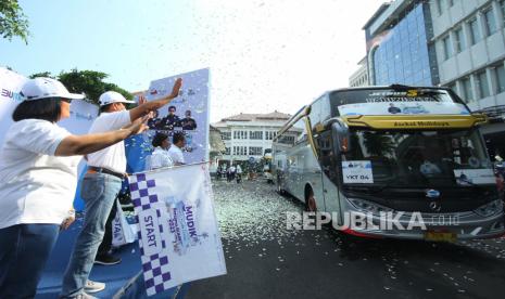 Pelaksana Harian (Plh) Wali Kota Bandung Ema Sumarna bersama Direktur Human Capital PT Bio Farma Endang Suraningsih melepas pemberangkatan peserta program mudik gratis di halaman Kantor Bio Farma, Kota Bandung, Rabu (19/4/2023). 