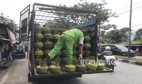 Petugas mengangkut tabung-tabung gas LPG 3 kilogram (ilustrasi).