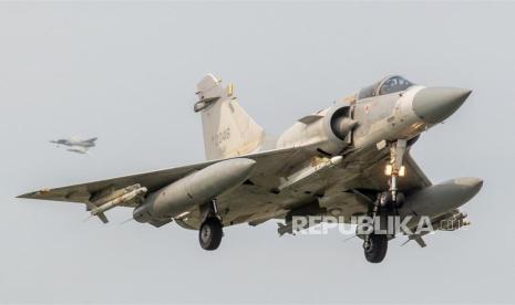 Jet tempur Mirage 2000 Angkatan Udara Taiwan mendekat untuk mendarat di dalam pangkalan udara di Hsinchu, Taiwan, Ahad (9/4/2023). China mengumumkan tiga hari latihan militer di sekitar Taiwan dan menerbangkan puluhan pesawat melintasi garis median Selat Taiwan, menyusul kunjungan presiden Taiwan ke Amerika Serikat.